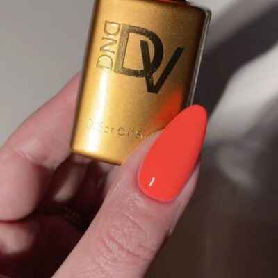 DND DIVA Gel & Lacquer Duo #210 Sunkissed Coral (Swatch #6)